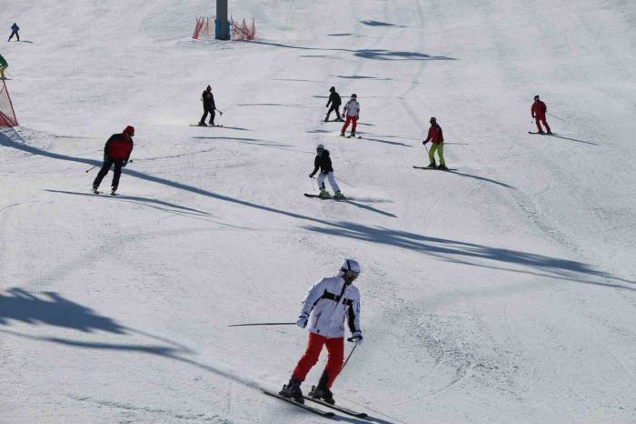 Hesarek Kayak Merkezi’ni 3 Hafta İçinde 25 Bin Kişi Ziyaret Etti