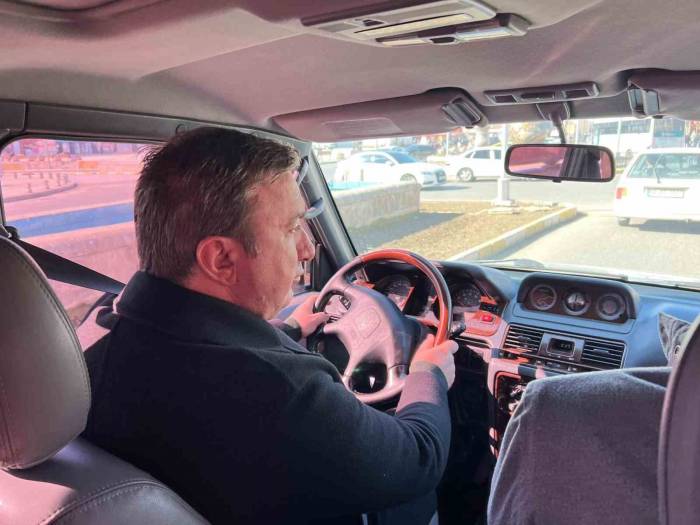 Efsane Vali Yazıcıoğlu’nun Makam Aracını Yıllar Sonra ‘Hatıran Yeter’ Şarkısı Eşliğinde Vali Aydoğdu Kullandı