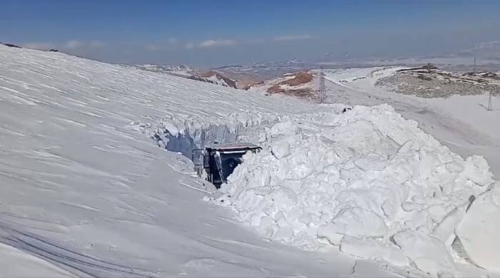 Yüksekova’da 5 Metrelik Kar Tüneli Oluştu