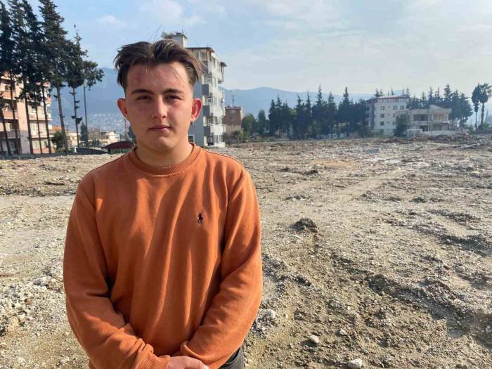 Enkazdan 3 Buçuk Saatte Kurtarılan Genç: "10 Saniye Bile Sürmeden Bizim Binamız Yıkıldı"