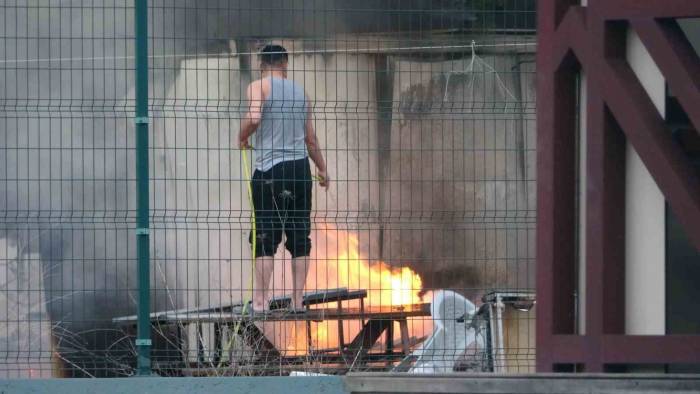 Kartal’da İbb’ye Ait Lojmanda İşçilerin Kaldığı Konteyner Alev Alev Yandı