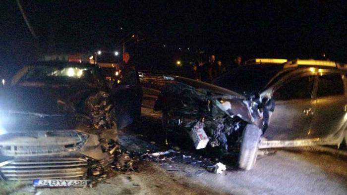 Adana’da Otomobiller Kafa Kafaya Çarpıştı: 2 Yaralı