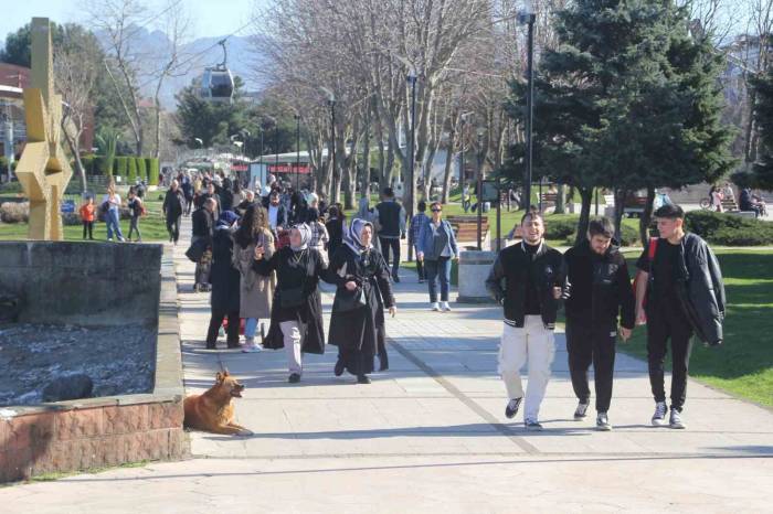 Ordu’da Kış Mevsiminde Yaz Havası Sahilleri Doldurdu