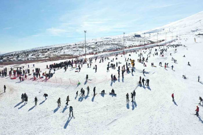 Kayakseverler Yıldızdağı’na Akın Etti, Gişe Önlerinde Uzun Kuyruklar Oluştu