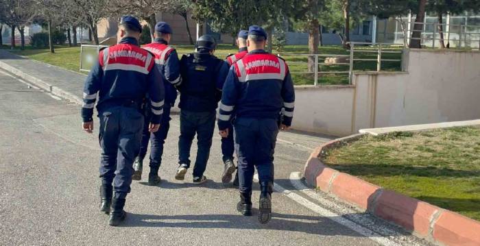 3 Kardeşin Öldüğü Muhtarlık Kavgası Firarisi Saklandığı Samanlıkta Yakalandı