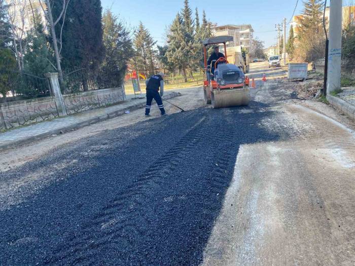 Belediye Kaldırım Ve Yol Çalışmalarını Sürdürüyor