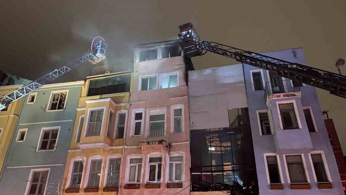 Fatih’te Ahşap Binada Başlayan Yangın Yanındaki Binaya Da Sıçradı