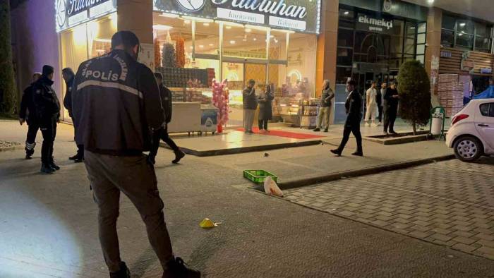 Avcılar’da İki Grup Arasındaki Silahlı Kavga Kamerada: 1 Yaralı