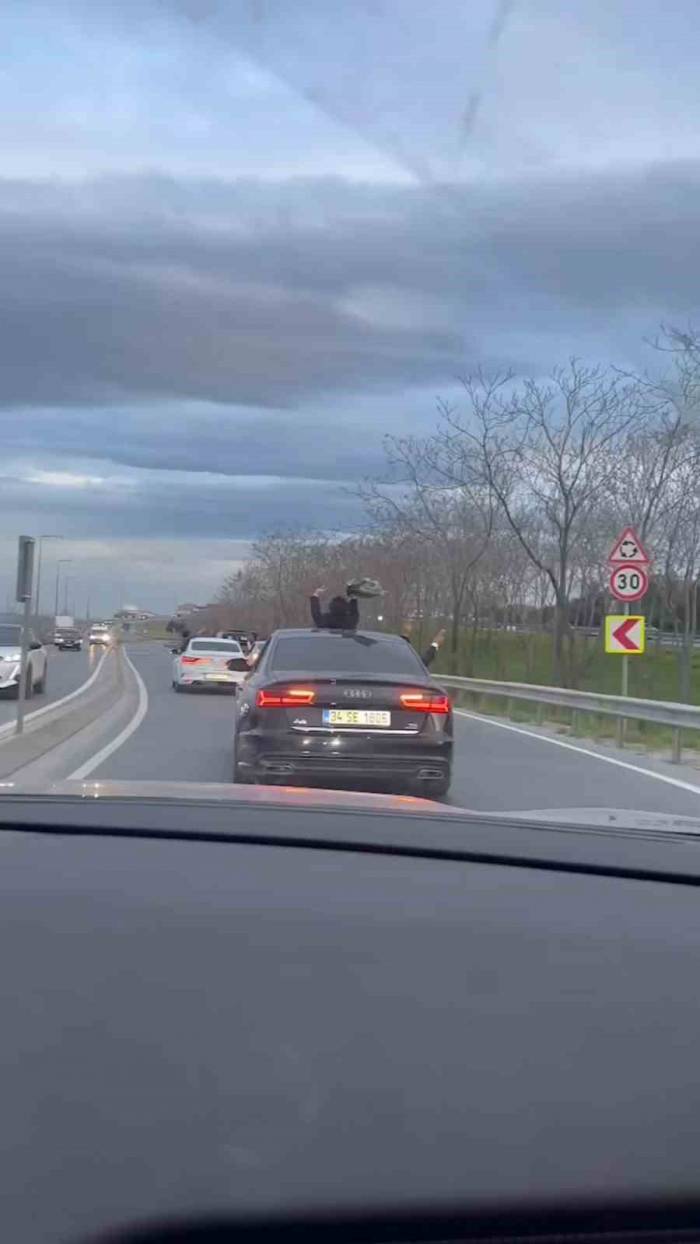 Başakşehir’de Trafiği Yavaşlatıp, Makas Attılar: Düğün Konvoyunun Trafiği Tehlikeye Düşürdüğü Anlar Kamerada