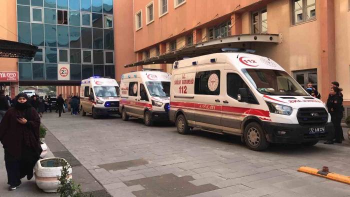 Tekstil İşçilerini Taşıyan Minibüs İle Kamyonet Çarpıştı: 15 Yaralı