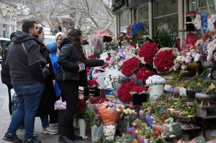 Sevgililer Günü’nde Çiçek Almak İsteyen Aşıklar 1000 Lirayı Gözden Çıkaracak