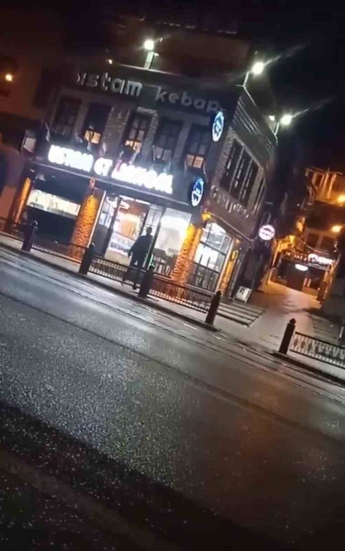 Bursa’da Aralarında Husumet Bulunan Kişinin Dükkanına Böyle Ateş Açtı