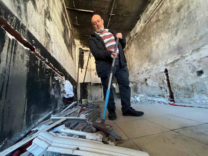 Evi Yanan Engelli Adam Yardım Bekliyor