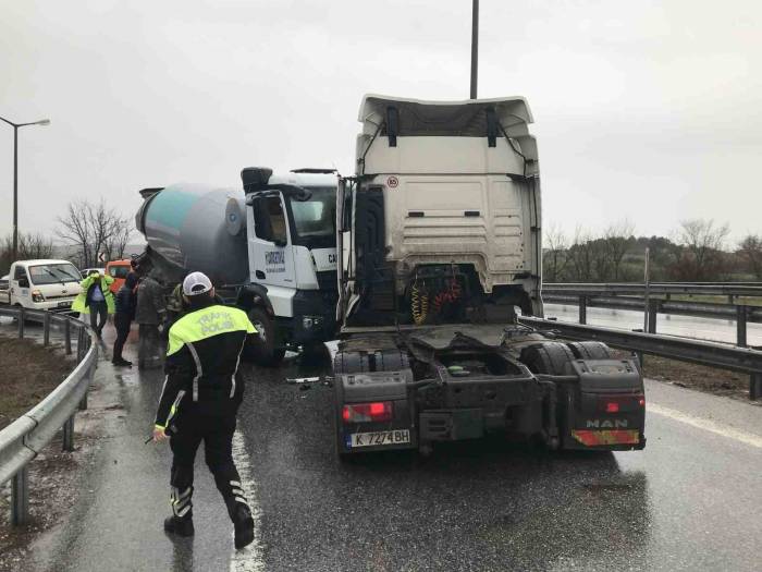 Ters Yöne Giren Tırla Beton Mikseri Kafa Kafaya Çarpıştı: 2 Yaralı