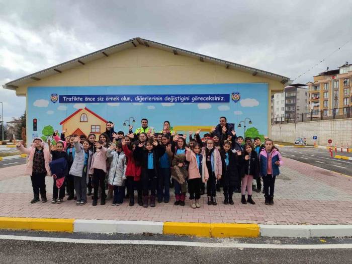 Elazığ’da Öğrencilere Trafik Uygulamaları Anlatıldı