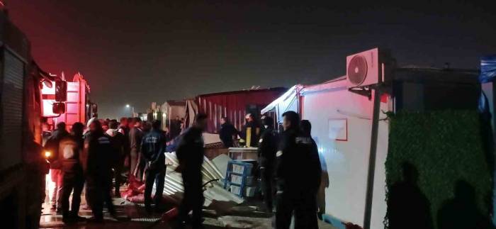 Depremzedeleri Panikleten Yangın: 2 Konteyner Kullanılmaz Hale Geldi