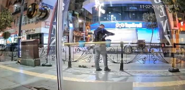 Yol Üzerinde Bulunan Saksıların Toprağını Etrafa Saçtı, Yaptığına Kimse Anlam Veremedi