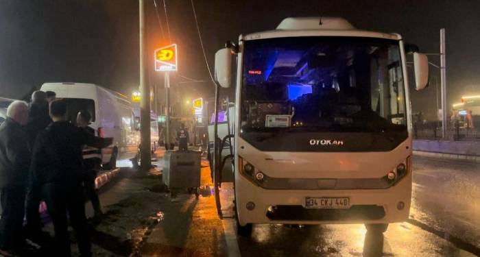 Bursa’da Tur Otobüsü Aydınlatma Direğine Çarptı: 10 Yaralı