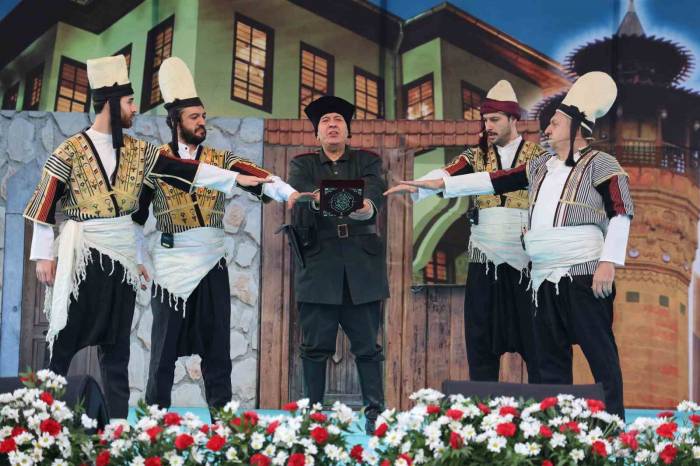 Depremin Merkez Üssünde Buruk Kurtuluş Bayramı