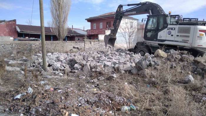 Kars’ta Metruk Binaların Yıkımı Sürüyor