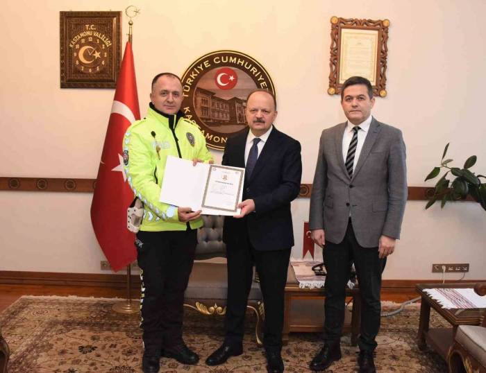 Vali Dallı’dan Kalp Krizi Geçiren Vatandaşı Hayata Döndüren Polis Memurlarına Başarı Belgesi