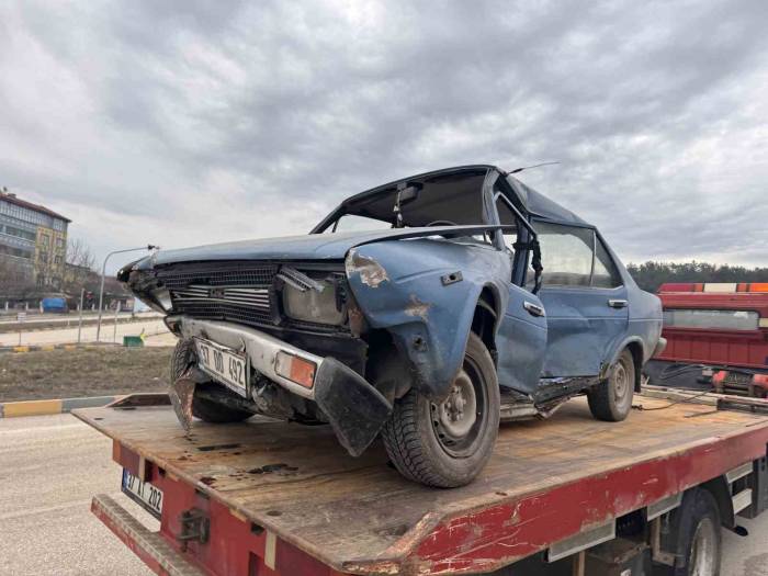 İşçi Servisi İle Otomobil Çarpıştı: 6 Yaralı