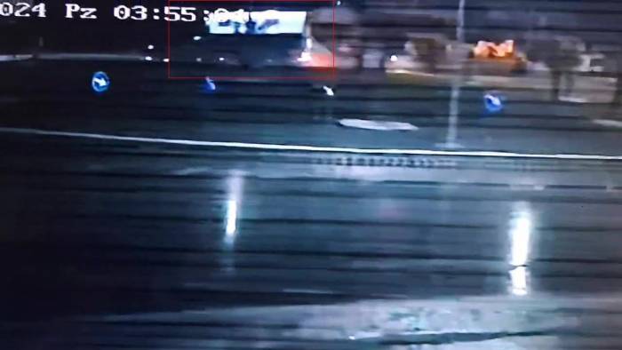 Balıkesir’de Yolcu Otobüsünün Devrilmesi Sonucu Bir Kişinin Öldüğü 20 Kişinin Yaralandığı Kaza Güvenlik Kamerasınca Saniye Saniye Kayıt Edildi