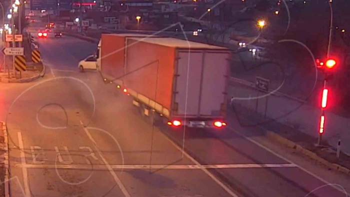 Tırın Hafif Ticari Araca Çarptığı Kaza Güvenlik Kamerasında