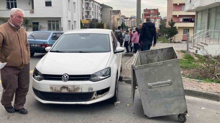 Otomobilin Çarptığı Çöp Konteyneri, 5 Kişiyi Yaraladı