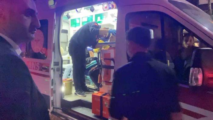 İki Grup Arasında Bıçaklı Kavga: 3 Yaralı