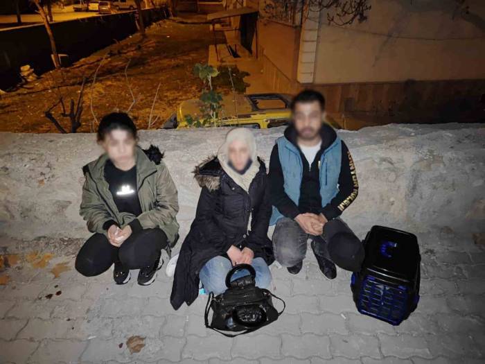 Polisten Kaçarken Tramvay Yoluna Giren Araçtan Düzensiz Göçmen Çıktı