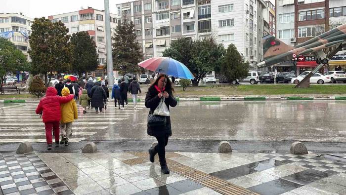 Kırklareli’nde Sağanak Yağış Sevindirdi