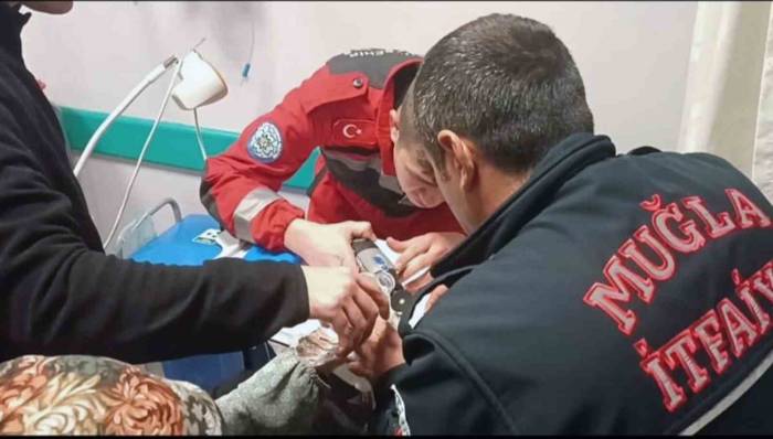 Muğla İtfaiyesinden Hastanede ‘Yüzük’ Operasyonu