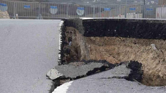 Yalova’da Hastane Yolunda Çökme Devam Ediyor