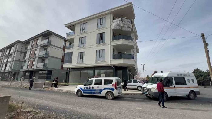 Cam Balkon Ustası Montaj Yaparken 3 Kattan Düşerek Ağır Yaralandı