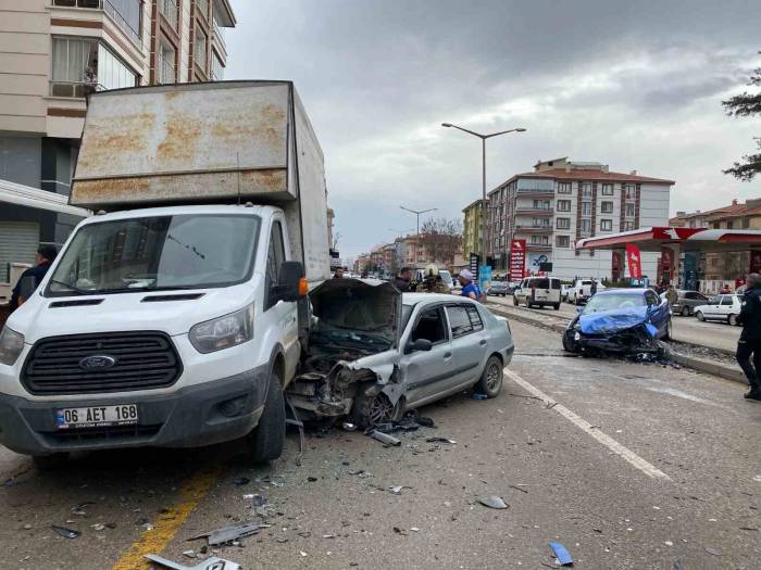Ankara’da Zincirleme Trafik Kazası: 5 Yaralı