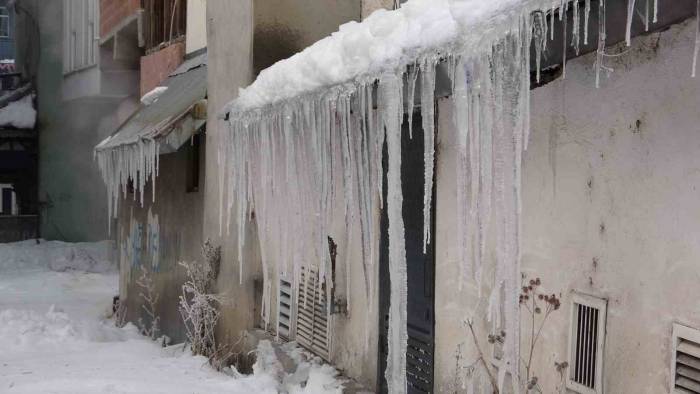 Ardahan’da Soğuk Hava: Araçlar Çalışmadı, Buz Sarkıtları Oluştu