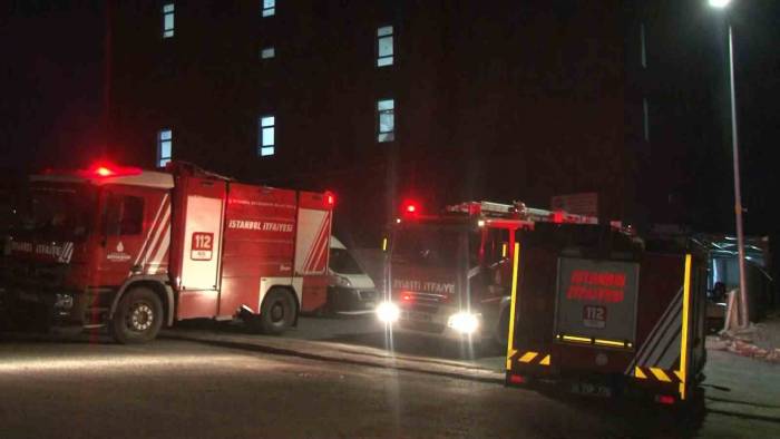 Arnavutköy’de Duvar İle Asansöre Sıkışan Genç Hayatını Kaybetti