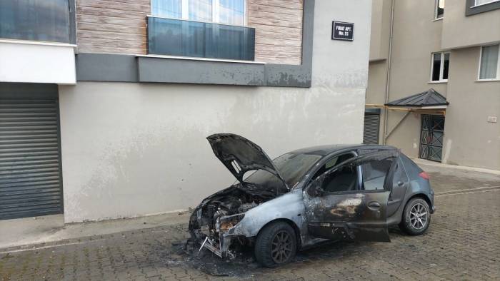 Park Halindeyken Yanan Otomobil Kullanılamaz Hale Geldi