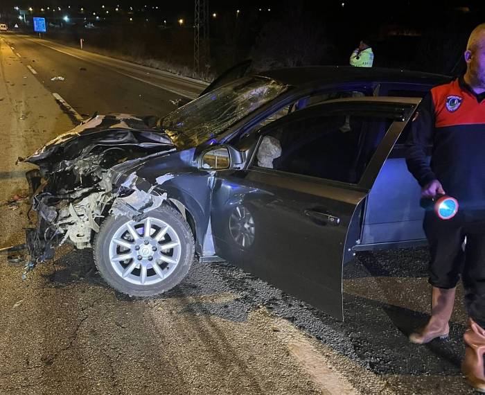 Otomobil Tır’a Çarptı: 1’i Ağır 2 Yaralı