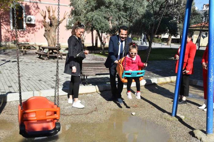 Ertemur; “Evlatlarımızı Çamur İçindeki Parklardan Kurtaracağız”