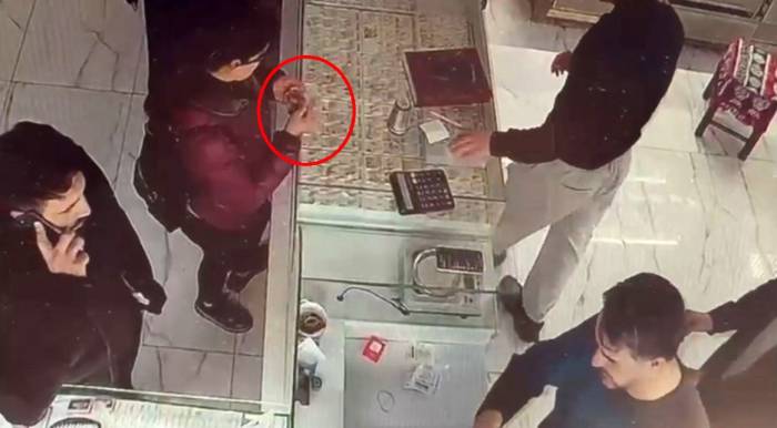 Gittiği Kuyumcuda Cebindeki Sahte Bilezikle Orijinali Değiştirdi