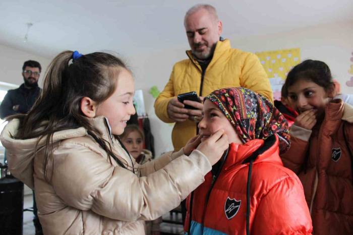 "Minik Eller Üşümesin" Diye Karlı Yollara Düştüler