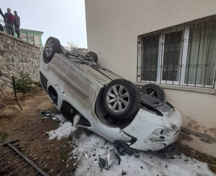 El Freni Çekilmeyen Araç Bahçe Duvarından Uçtu