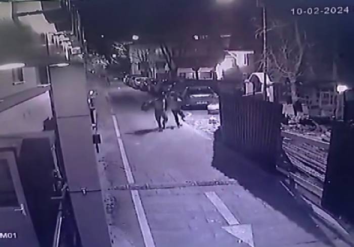 Fatih’te Market Sahibi Kendine Döner Bıçağı Çeken Hırsızı Copla Kovaladı: O Anlar Kamerada