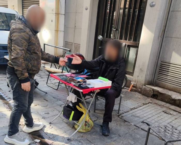 Polis Kılık Değiştirdi, Telefon Hırsızını Suçüstü Yakaladı