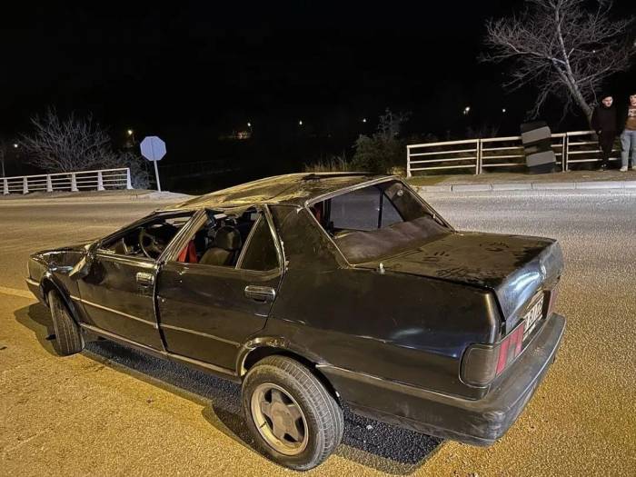 Refüje Çarpan Otomobil Ters Döndü