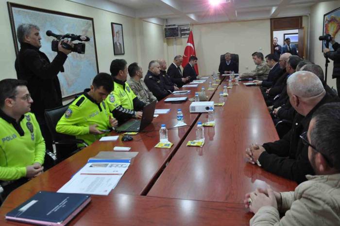 Kars Valisi Polat, Toplu Taşıma Firma Yetkilileriyle Buluştu