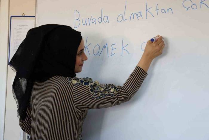 Ko-mek’te Türkçe Öğreniyorlar