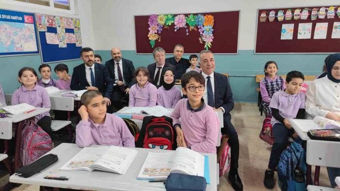 Sultangazi’de 45 Bin Öğrenciye Eğitsel Zeka Gelişim Oyunu Hediye Edildi